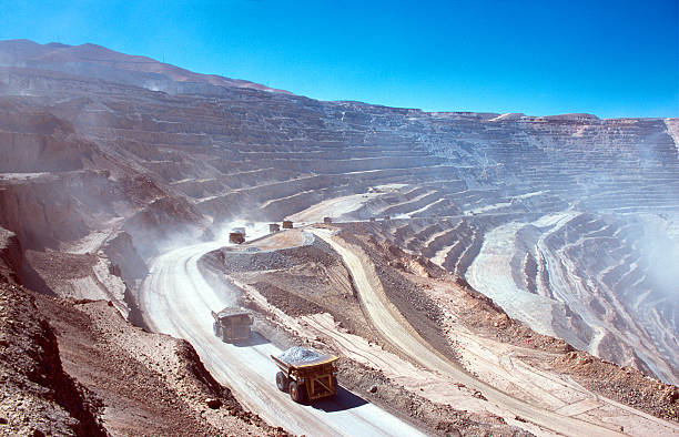 Mina a cielo abierto con bancos y camiones de extracción