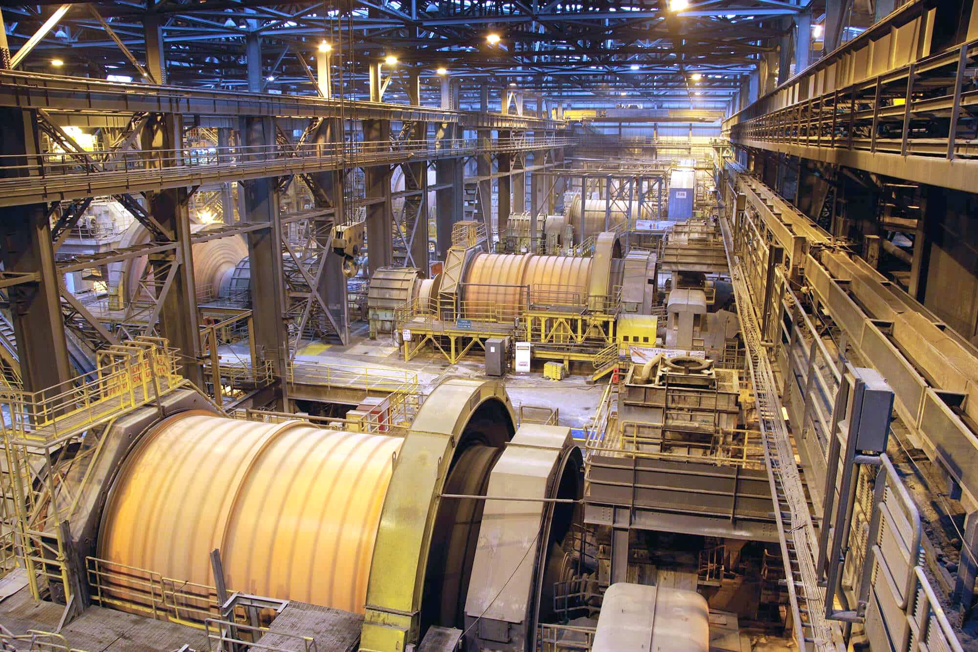 Instalaciones y equipos de una planta de procesamiento de minerales